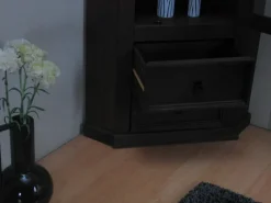Vitrinen^ebuy24 New Mexico Eckschrank mit 1 Glastür und 2 Schubladen Kolonial Gebeizt Gewachst