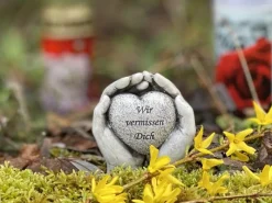 FlowerPower Flower Power Grabdekoration Memoria Hände mit Herz