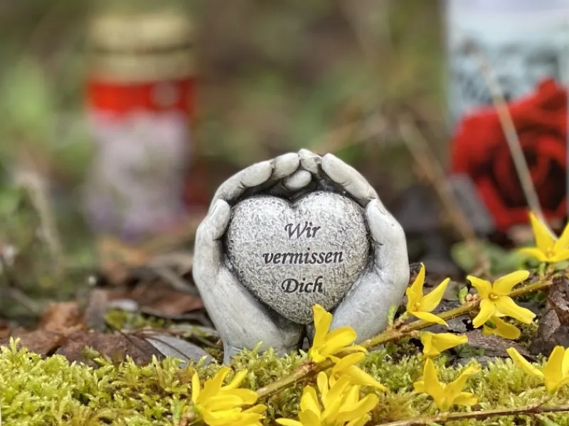 FlowerPower Flower Power Grabdekoration Memoria Hände mit Herz