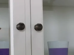 ebuy24 Amaretta 3-Türige Vitrinenschrank Antik Weiß Antik Patinert